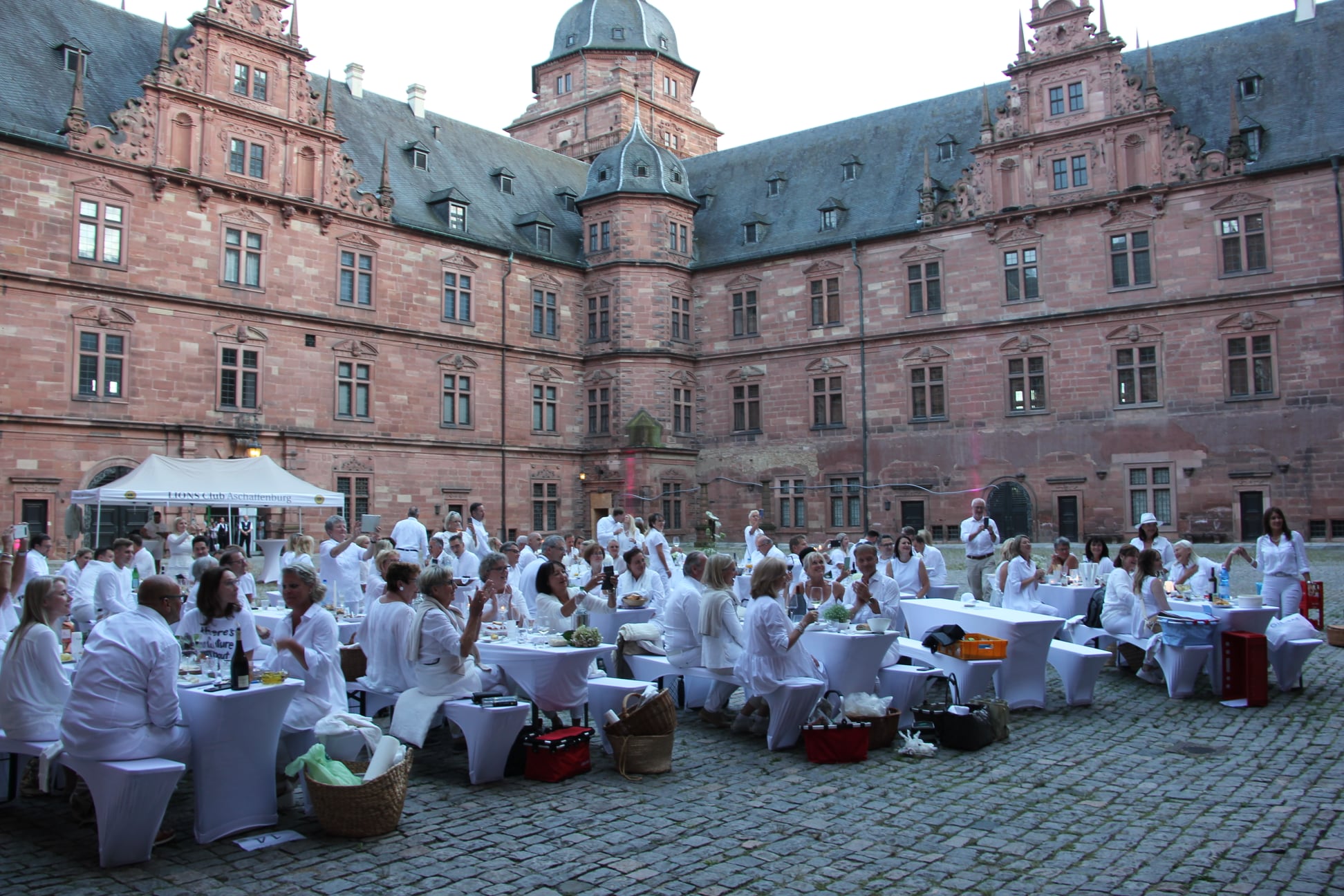 Diner en blanc - ein großer Spaß in weiß