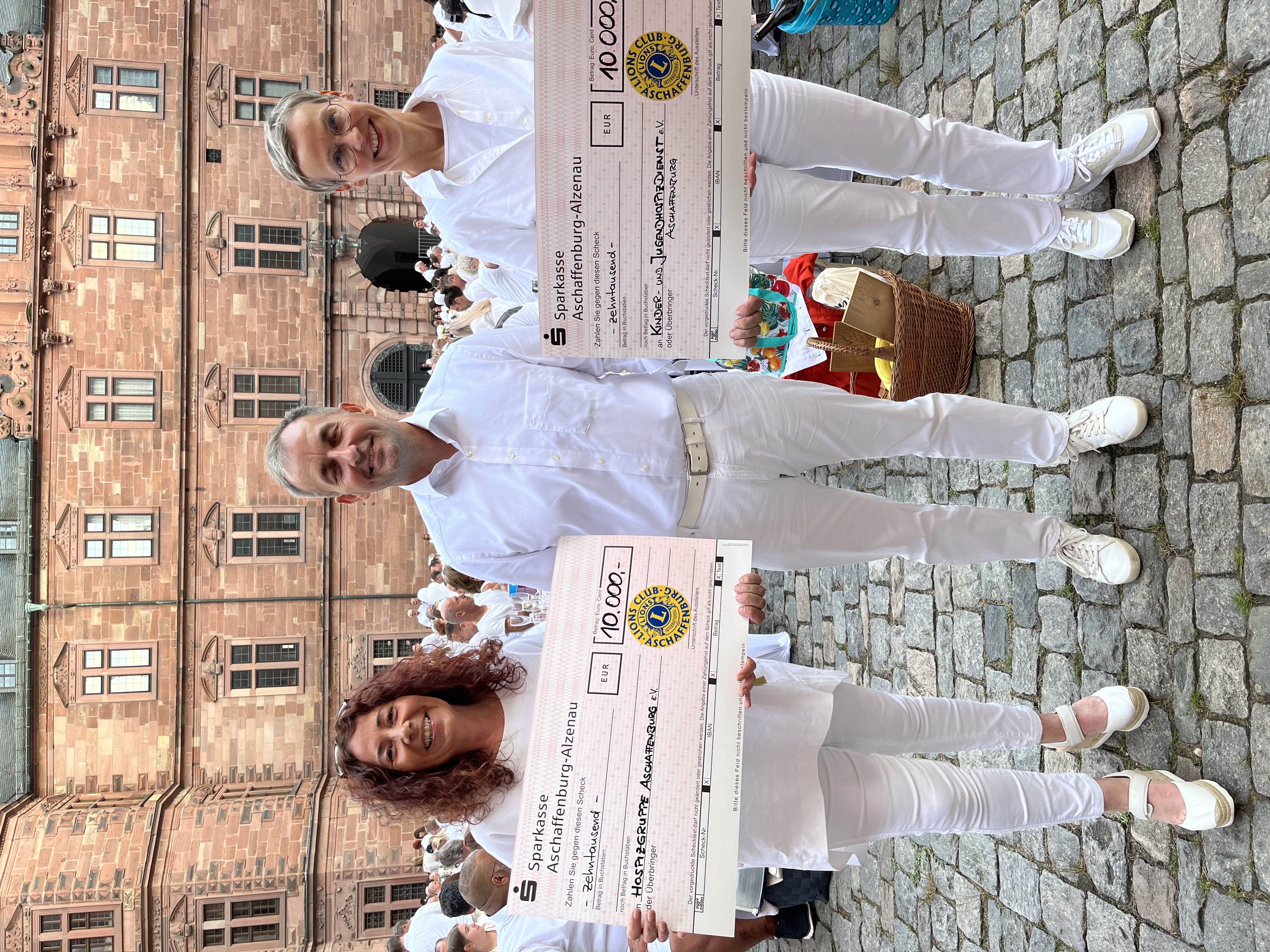 Spendenübergabe anl.  Diner - en - blanc