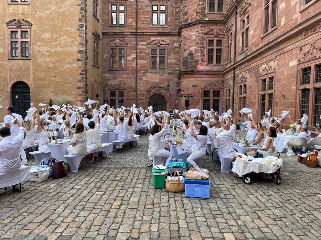 Start des Diner - en - blanc